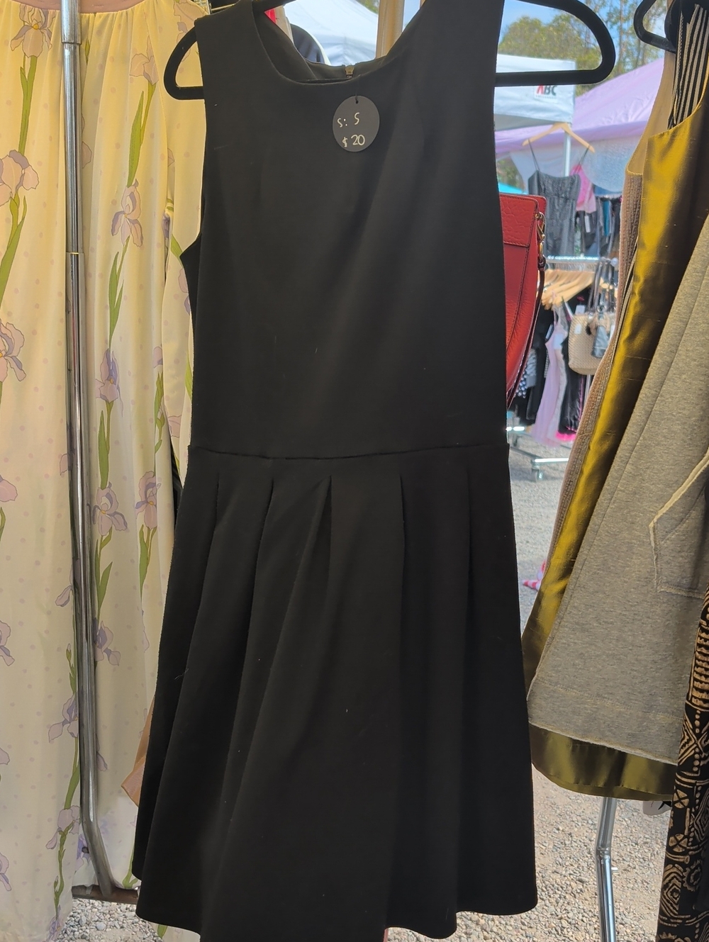 Elegant Black Sleeveless Pleated Formal Dress